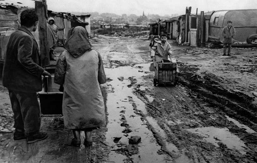 تصویری از حومه فقیرنشین پاریس در دهه شصت میلادی که به زمان وقوع داستان زندگی در پیش رو اشاره دارد.