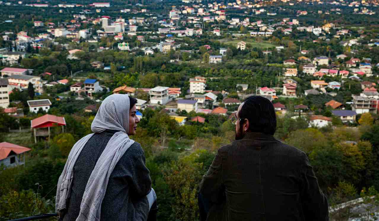 نمایی از سارا بهرامی و میرسعید مولویان در فیلم جنگل پرتقال